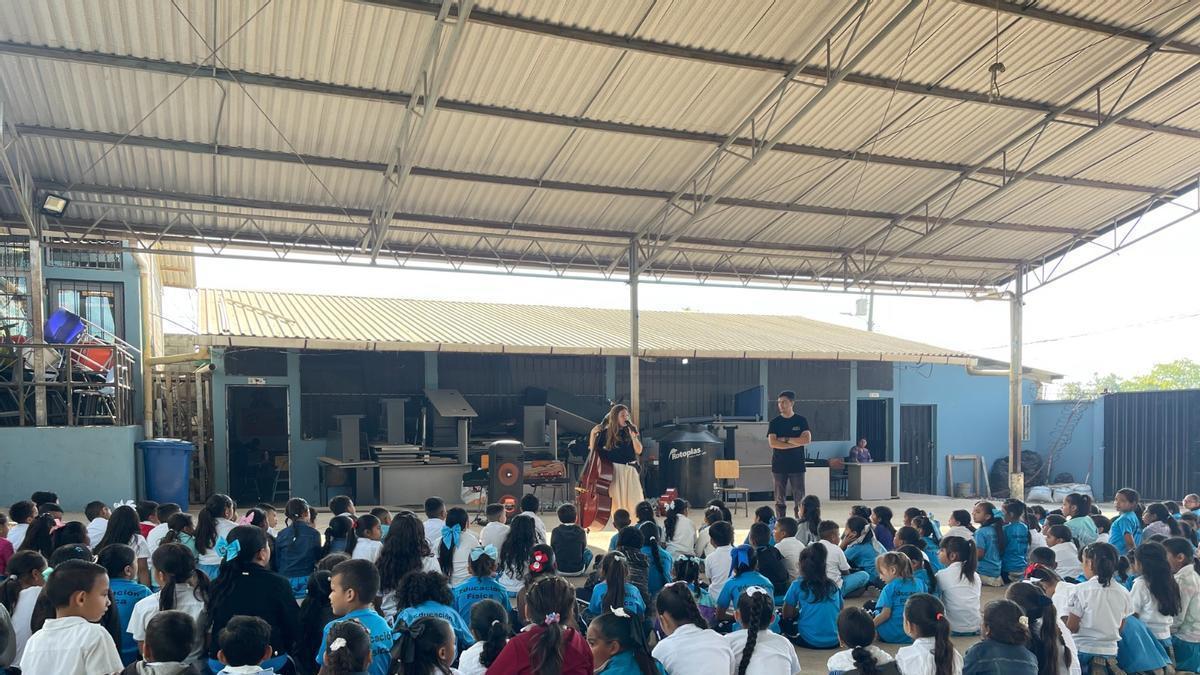 La violinista, en Honduras, con sus alumnos.