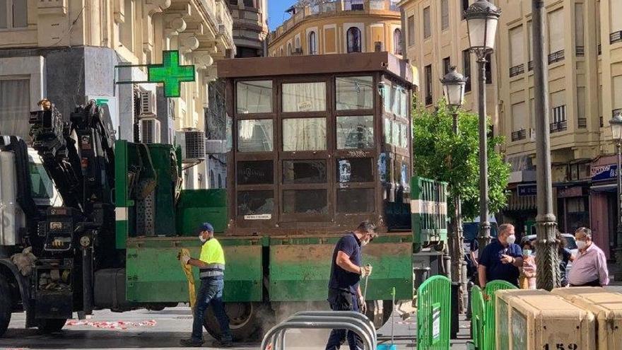 El Ayuntamiento retira el quiosco que llevaba sin uso dos años en Las Tendillas