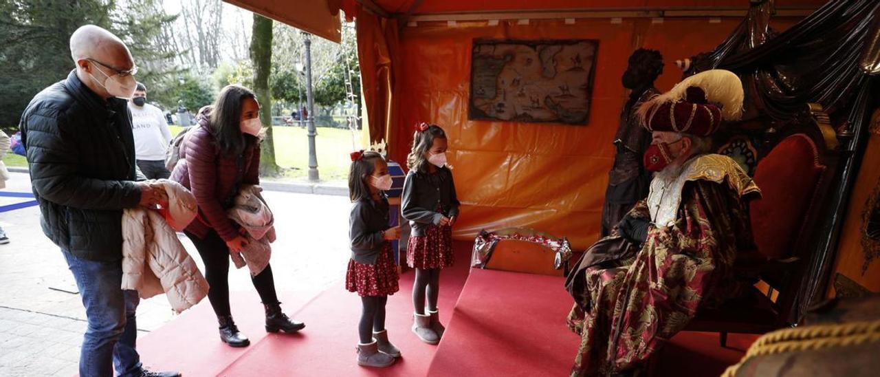 Por la izquierda, Roberto Álvarez, María González y sus hijas Ana y Leyre, durante su visita a Aliatar. | L. Murias