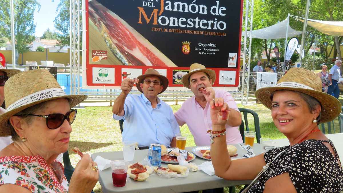 Andaluces de raíces monesterienses que regresan cada año por el Día del Jamón.