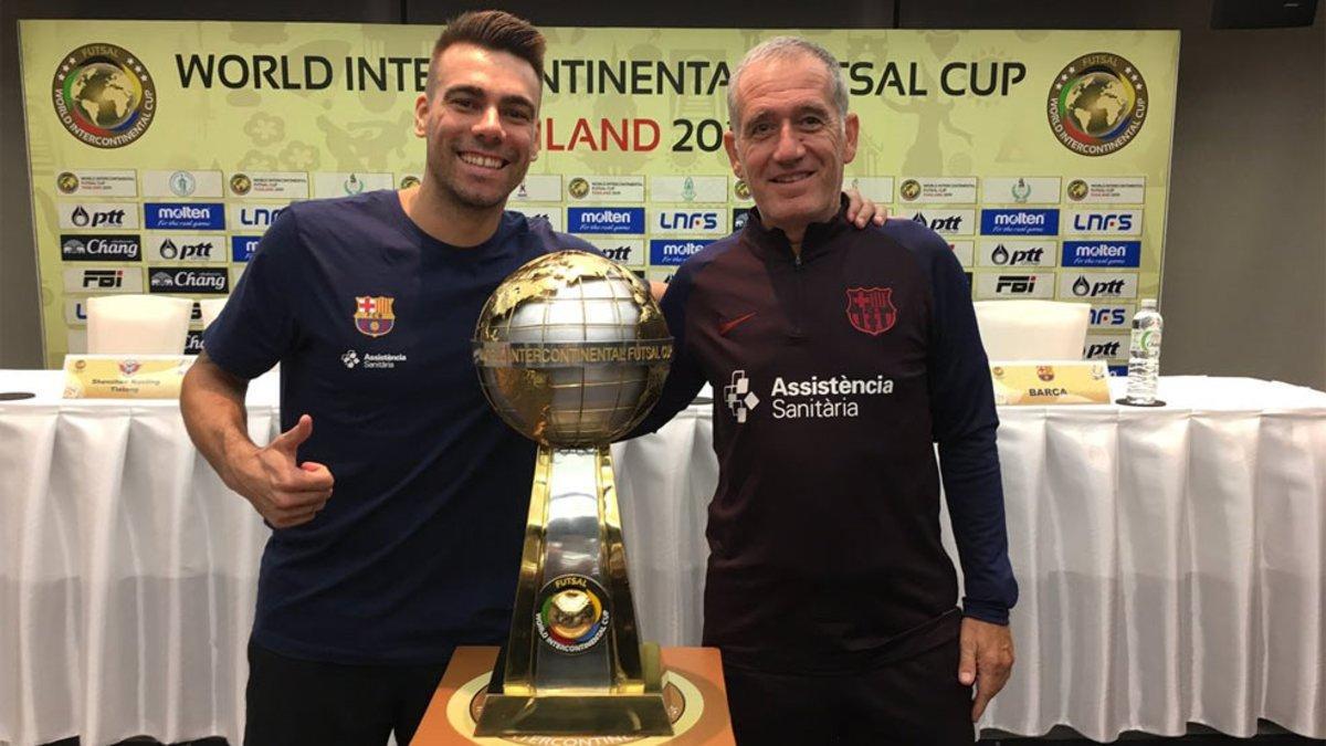 Sergio Lozano y Andreu Plaza, junto al trofeo de la Intercontinental