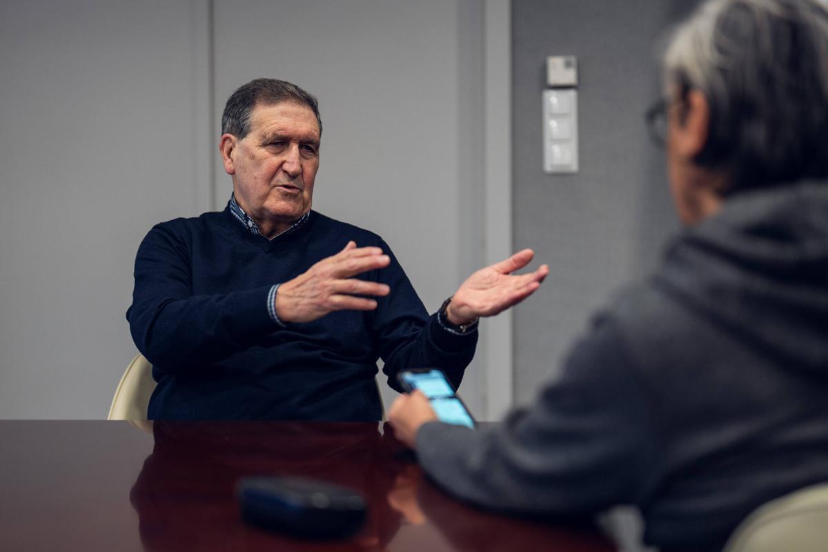 Cornellà de Llobregat. 20/01/2026 Deportes. Retrato de Rafa Marañón, exleyenda del RCD Espanyol, durante una entrevista para la serie Segunda Vida en el RCDE Stadium. Foto: Zowy Voeten / El Periódico