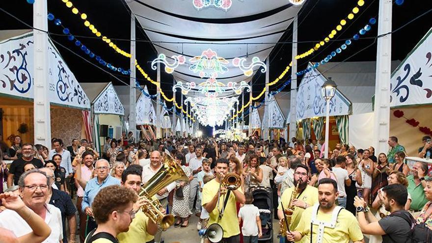 El pueblo del Aljarafe sevillano que celebra esta semana su feria con atracciones a 2 euros, una "gran fiesta acuática" y sus propios Sanfermines: horarios, programación y ubicación