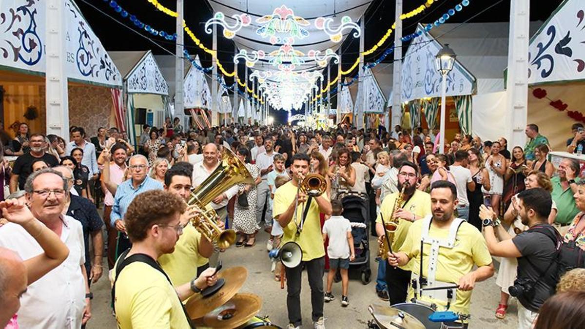 El pueblo sevillano de Ginés celebra esta semana su Feria de San Ginés con atracciones a 2 euros, conciertos y una "gran fiesta acuática"