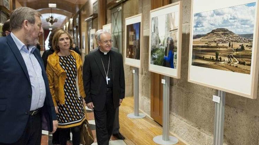 Castro y Leonardo Lemos durante la inauguración de la muestra.