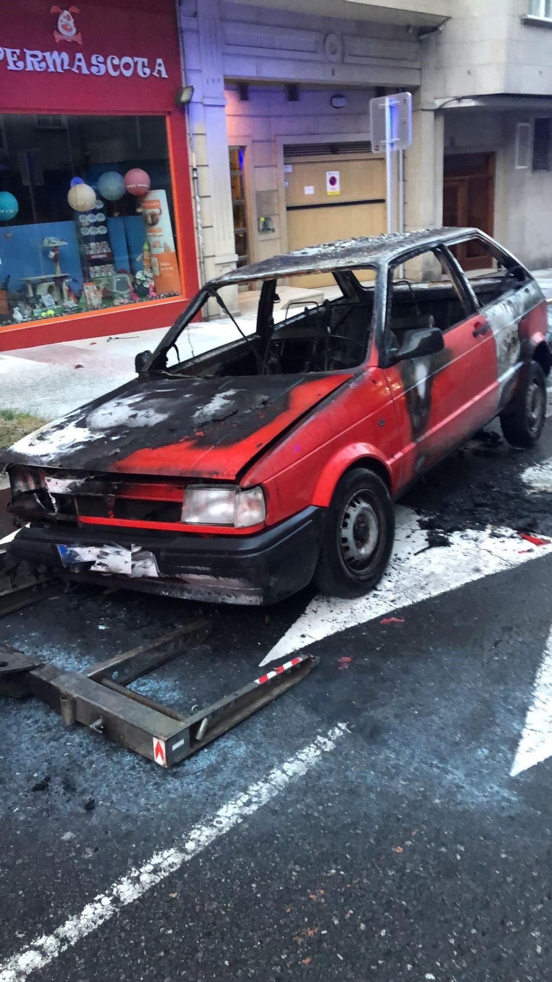 El vehículo afectado, tras sofocarse las llamas