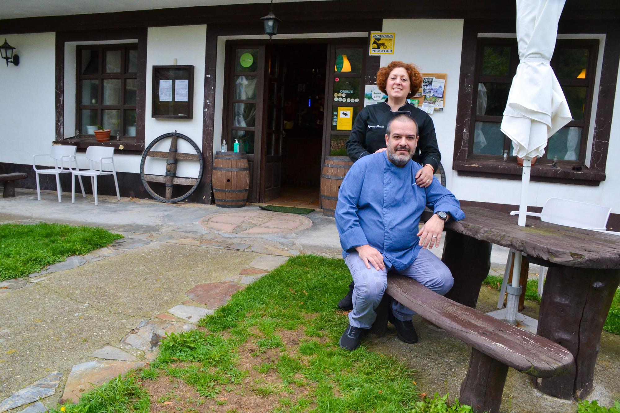 Miryam Ponte y César Chozas, en la terraza de su establecimiento en Orlé (Caso)