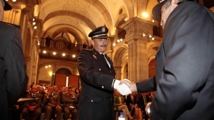 Juan Luis Aguiar Cayón, teniente del Cuerpo de la Guardia Civil de la Comandancia de Gijón, recoge su condecoración, ayer, en la Coelgiata.