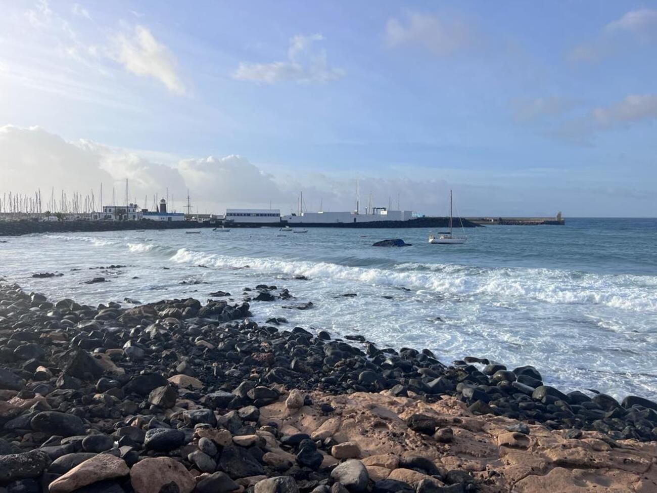 Un velero encalla en Playa Blanca (Lanzarote)