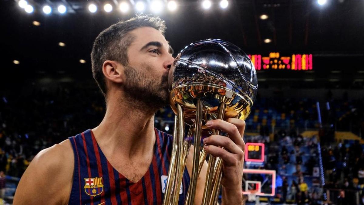 Navarro besa su último título, la Copa del Rey de la pasada temporada