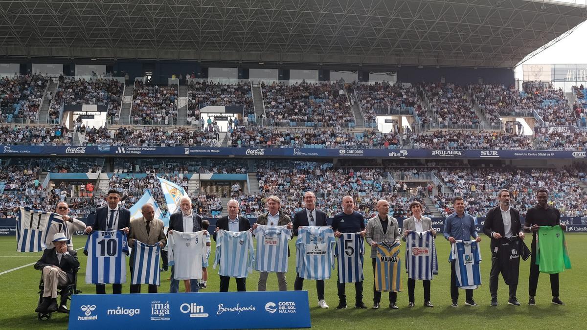 El homenaje a los jugadores históricos del Málaga CF, antes del partido ante la AD Ceuta