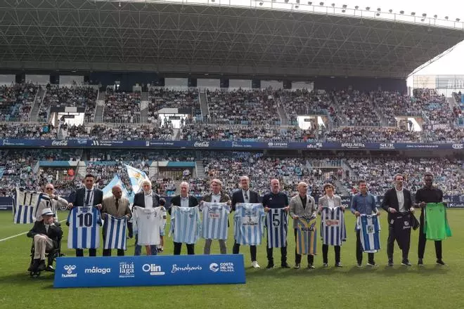 El homenaje a los jugadores históricos del Málaga CF, antes del partido ante la AD Ceuta