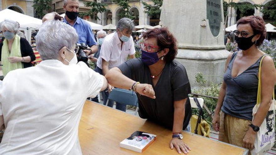 Les germanes Bassa el dia de Sant Jordi d&#039;estiu a Girona.