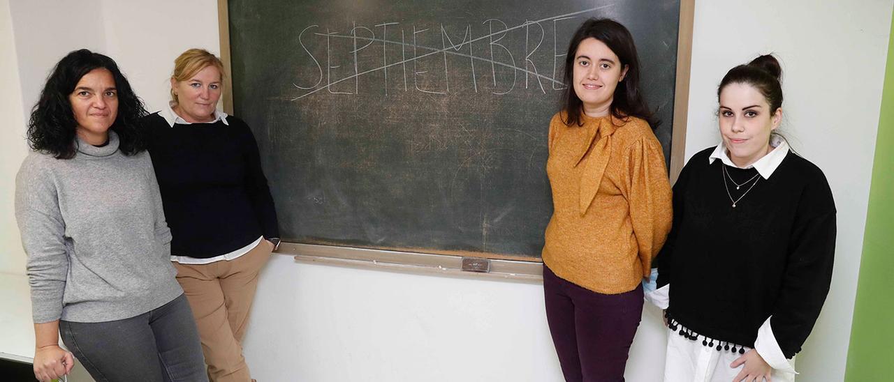 Profesoras del centro de estudios Ágora ante una pizarra con la palabra &quot;septiembre&quot; tachada