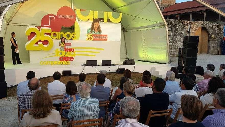 Silvia Jato presentó la gala de aniversario en el castillo de Monterrei. // FdV