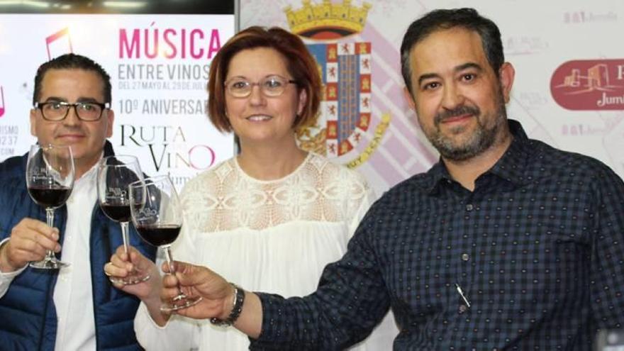 Guardiola, García y Pérez brindan en el acto de presentación del certamen.