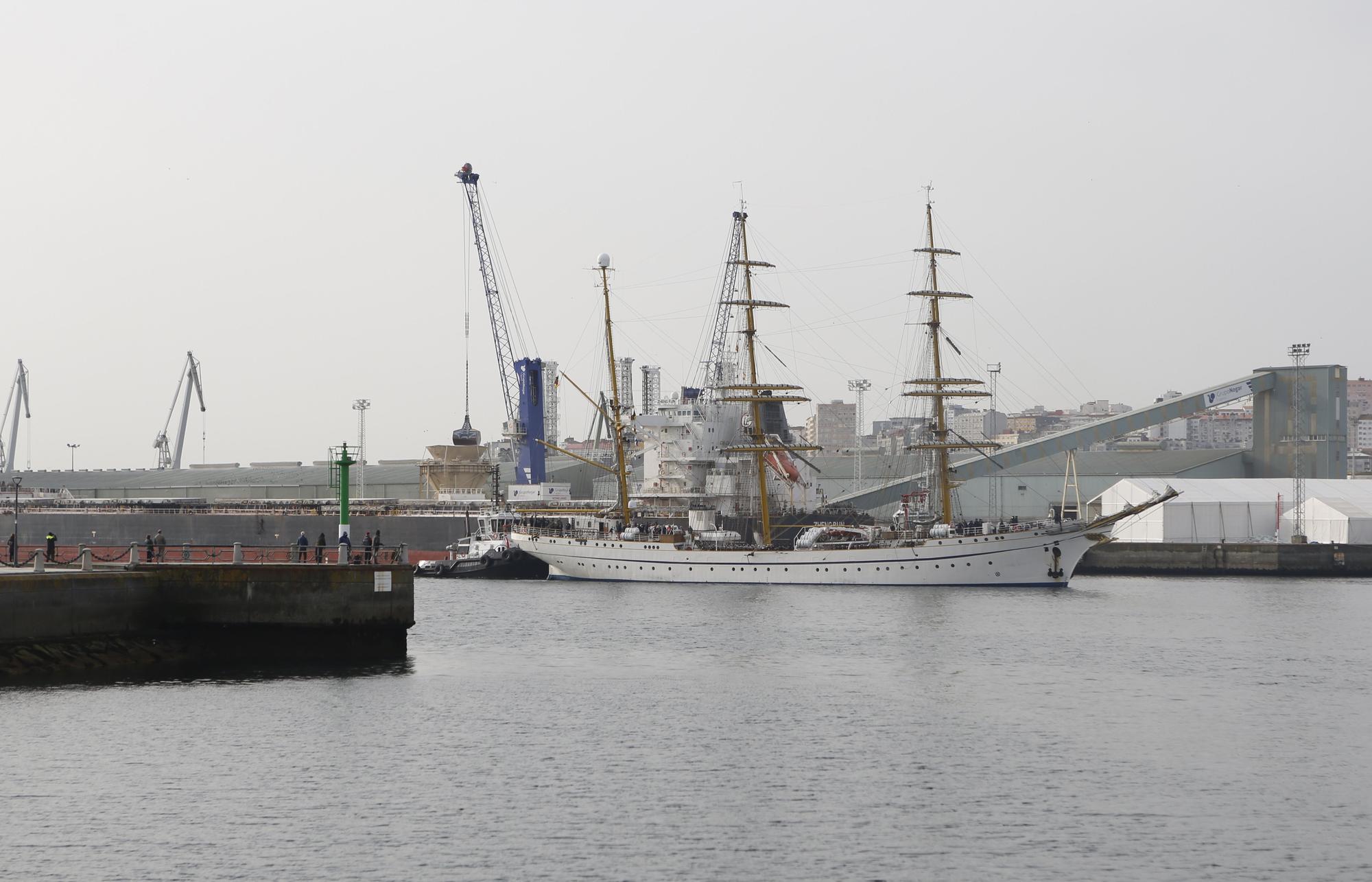 El buque escuela alemán ‘Gorch Fock’ llega al muelle de Calvo Sotelo, en A Coruña