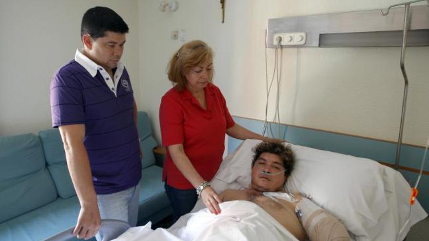 Franns Rilles Melgar, el joven boliviano que perdió el brazo en el accidente, junto a dos familiares, ayer en la clínica Virgen del Consuelo de Valencia, donde está ingresado.