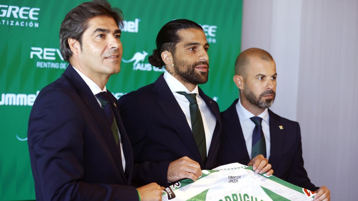 El defensa Ricardo Rodríguez acompañado por el presidente del Real Betis, Ángel Haro y el director deportivo Manu Fajardo, durante su presentación oficial como jugador bético, este lunes en la ciudad deportiva del club en Sevilla.