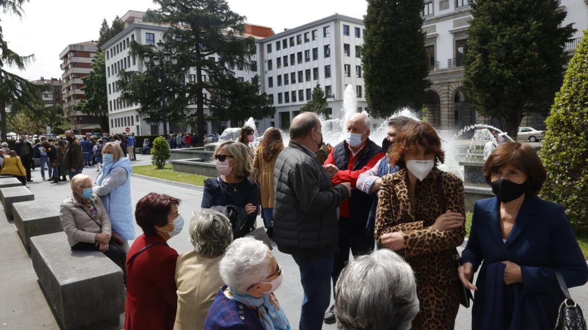 Caravana-manifestación frente a la Delegación del Gobierno para pedir una solución al "argayón" de Salas