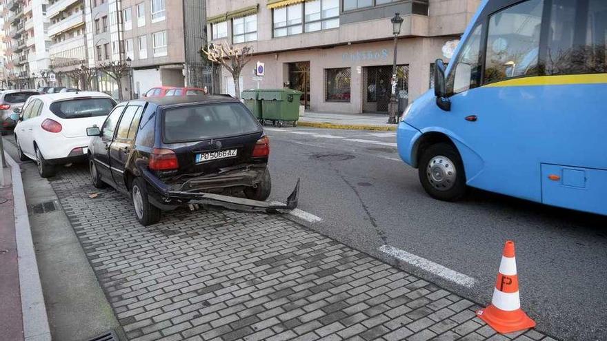 Dos de los coches dañados en el accidente presuntamente provocado por el Citroën C2. // Noé Parga