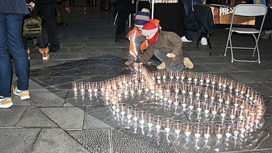 Desenes de persones participen a Manresa en l&#039;encesa d&#039;espelmes a favor dels presos