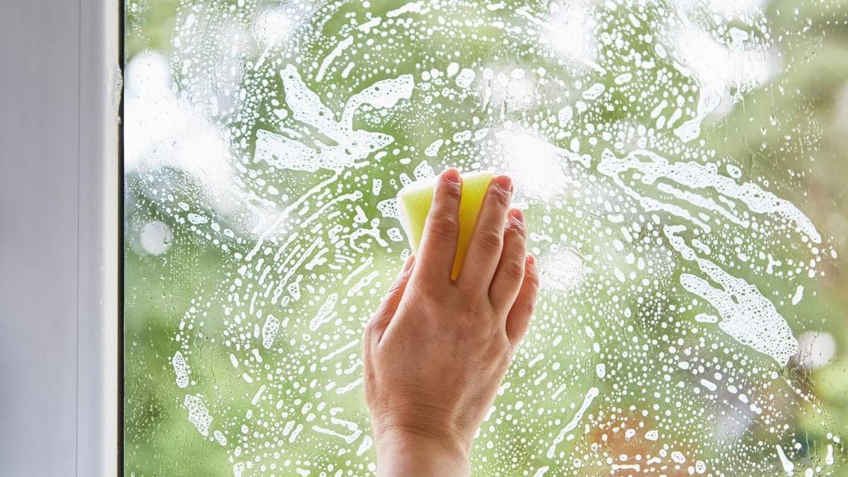 Cómo limpiar cristales muy sucios y dejarlos impecables