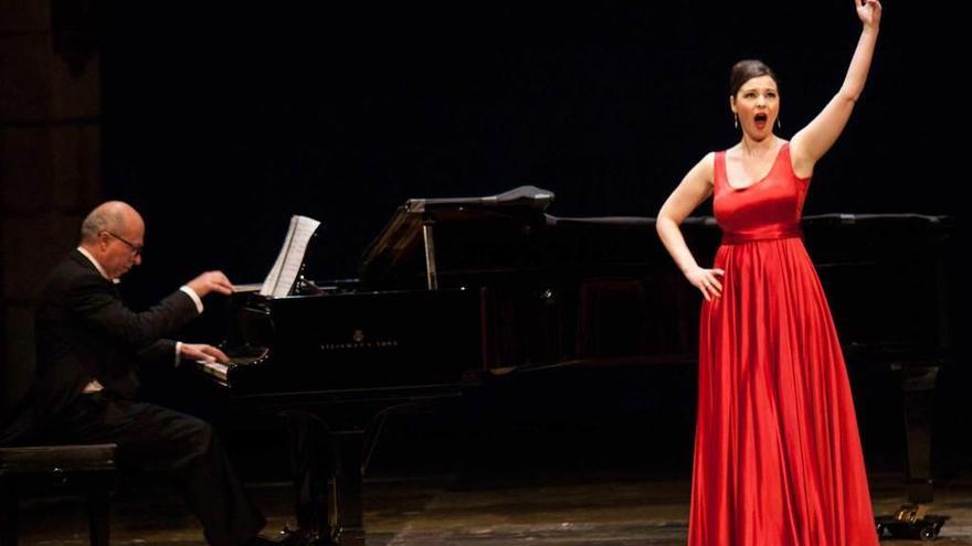 La soprano Elisabet Pons canta en solitario acompañada por Marco Evangelisti al piano.