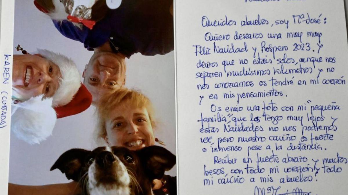 Postal recibida desde Alcalá de Henares con una foto familiar.  | // R.V.