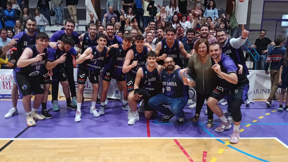 Jugadores, directiva y afición celebran los éxitos del Proinbeni UpB Gandia al final del partido