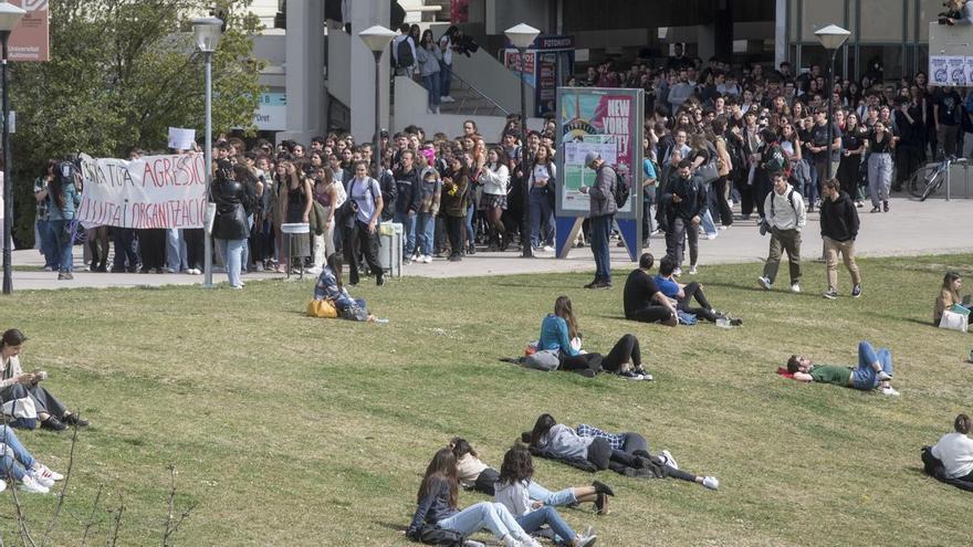 ¿Deberían prohibirse las relaciones íntimas entre profesores y alumnos? &quot;Es una aberración que se permitan&quot;