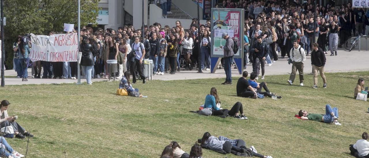 ¿Deberían prohibirse las relaciones íntimas entre profesores y alumnos? &quot;Es una aberración que se permitan&quot;.