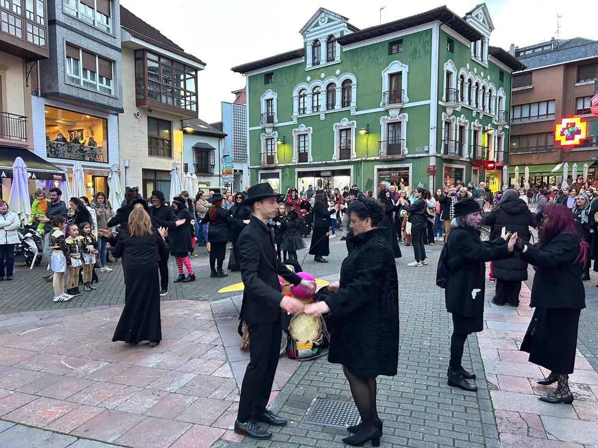 EN IMÁGENES: Grado despide su carnaval y llora el enterro del moscón