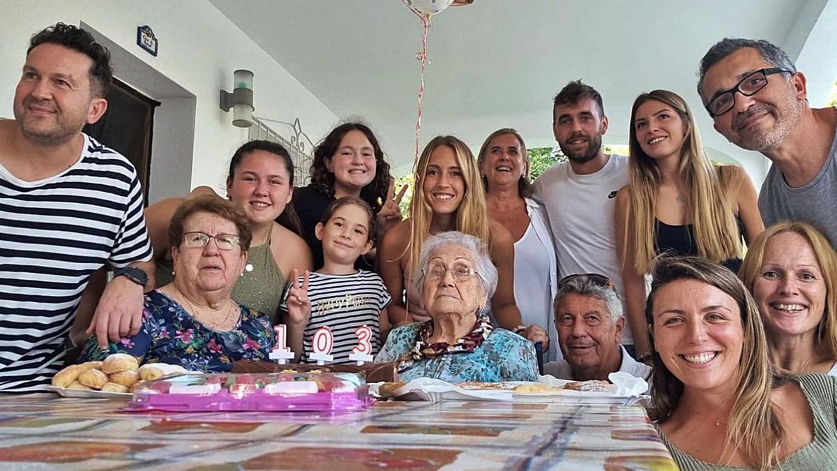 Toda la familia se reunió el sábado para celebrar el cumpleaños de Rosario. | 