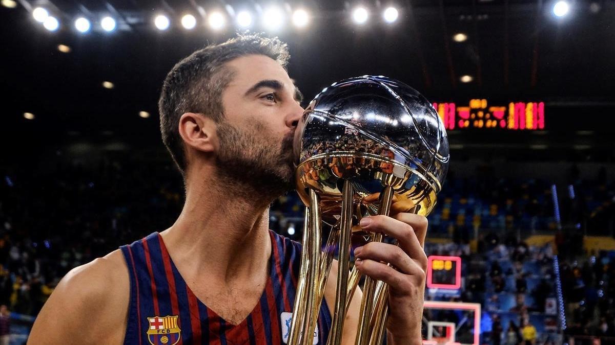 Navarro besa la Copa conquistada en febrero, su último trofeo como jugador del Barça