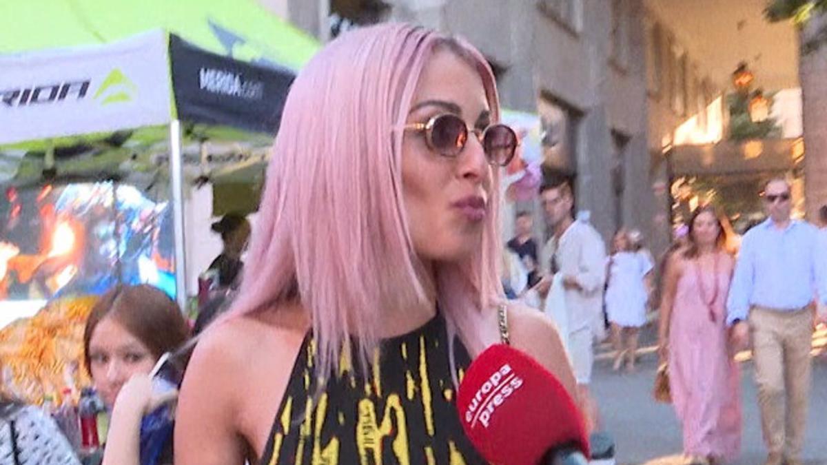 Hiba Abouk atiende a la prensa a su llegada al concierto de Karol G del 23 de julio en el estadio Santiago Bernabéu (Madrid)