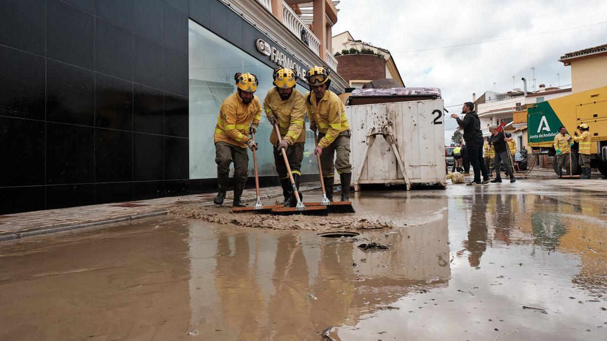 Labores de limpieza tras las fuertes lluvias del sábado en Cártama.