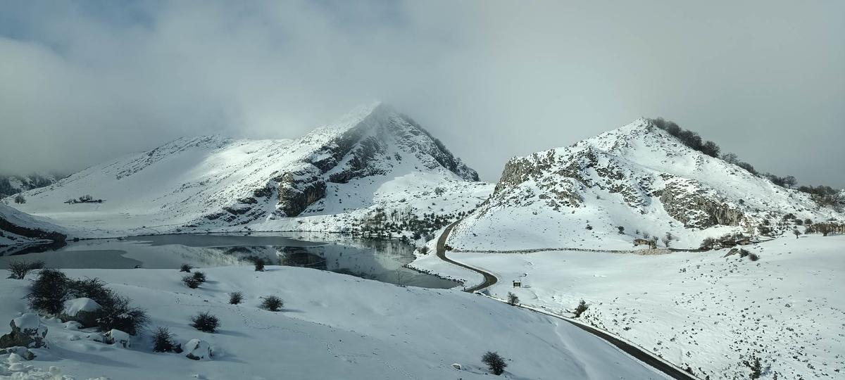 El lago Enol helado