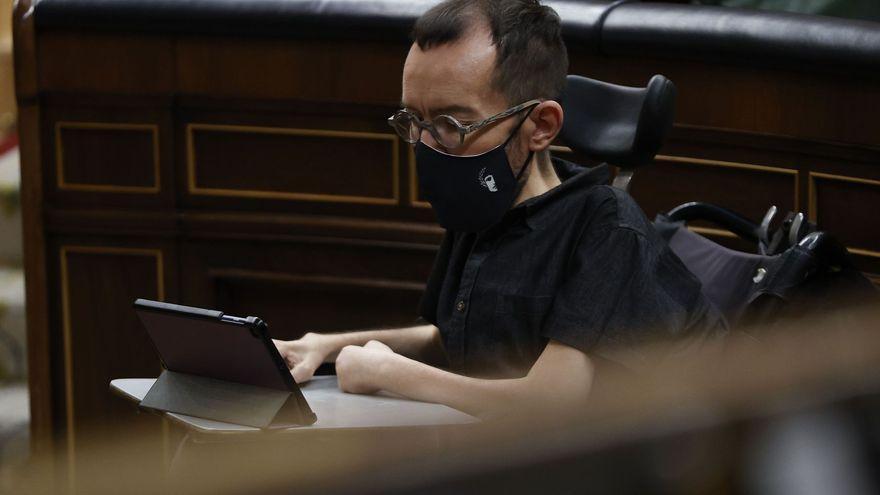 El diputado de Unidas Podemos, Pablo Echenique, asiste a la sesión de control al Gobierno celebrada este miércoles en el Congreso de los Diputados.