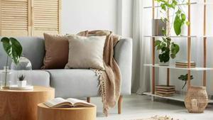 Al moble de l’entrada