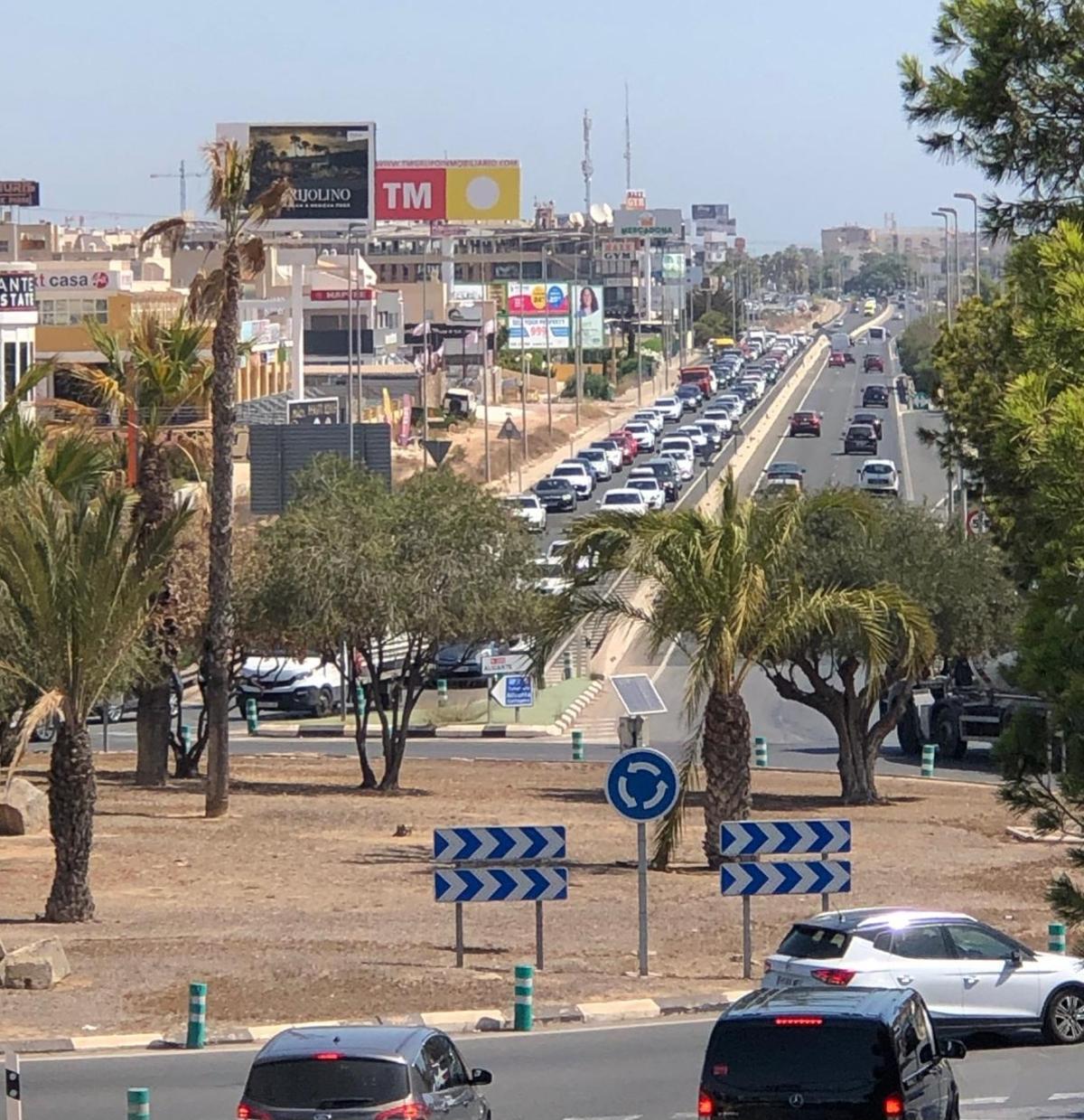 Tráfico en la N-332 entre Mil Palmeras y Punta Prima, en una imagen de archivo.