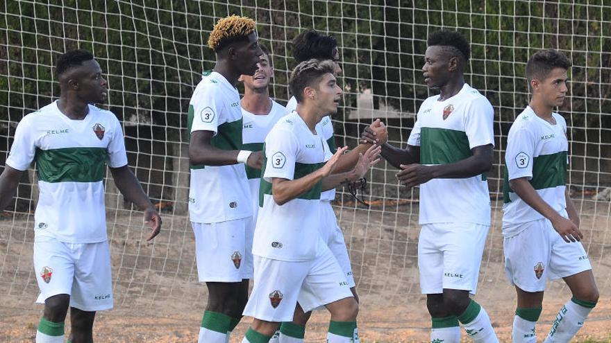 Los jugadores del Ilicitano celebran un gol