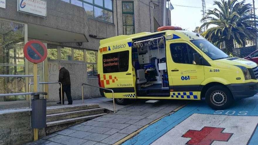 Ambulancia en la entrada de las Urgencias de un PAC gallego.