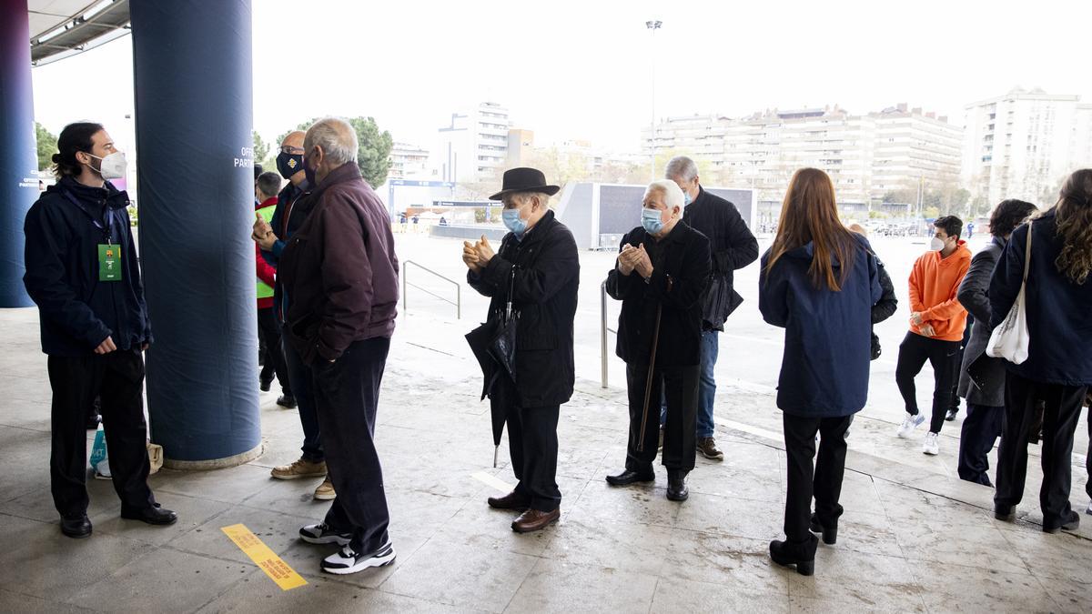 Socios del Barça haciendo cola en el Camp Nou.