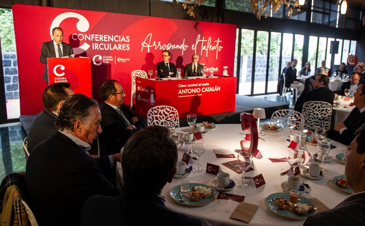 Carlos Baño, durante su discurso, con Antonio Catalán y Jesús Navarro, en la mesa de los ponentes.