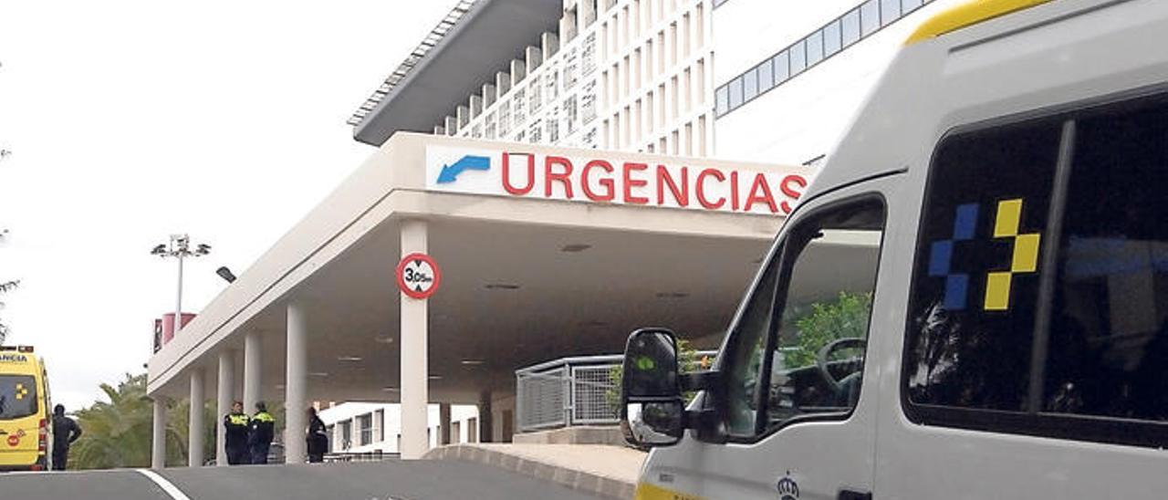 Médicos de la UMI del Insular plantean trasladar pacientes a la sanidad privada