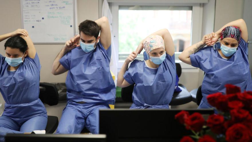 Personal de l&#039;hospital Clínic fa exercicis d&#039;estiraments a la zona d&#039;UCI