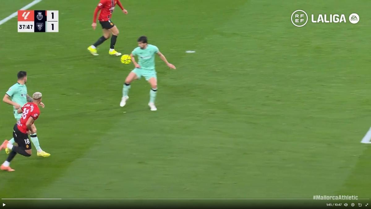 La mano de Vivian que provoca el primer penalti a favor del Mallorca.