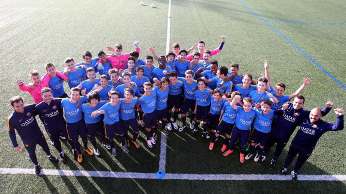 El Cadete B y el Infantil A del Barça posan para SPORT en la Ciutat Esportiva