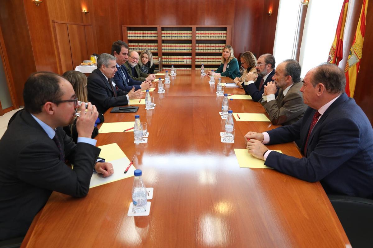 Reunión del Gobierno de Aragón con empresarios del aeropuerto de Teruel.